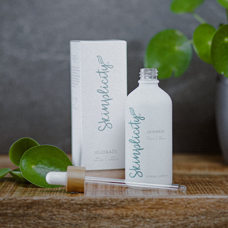 Bio Jojobaöl für Gesicht, Haut und Haar inkl. Pipette auf Holzuntergrund