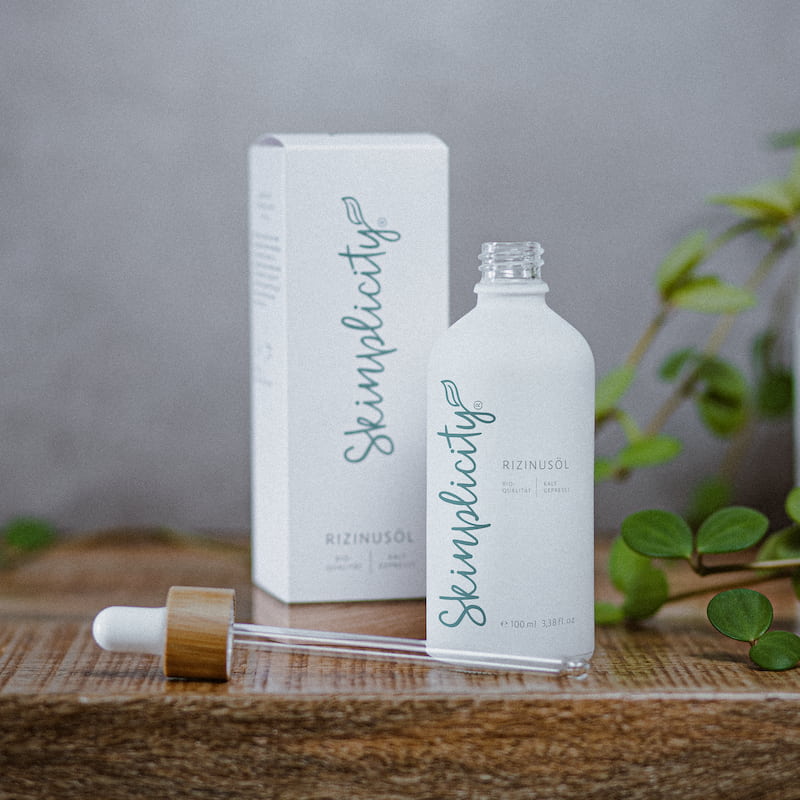 Rizinusöl für Haare und Haut. Verpackung inkl. Pipette auf Holzuntergrund